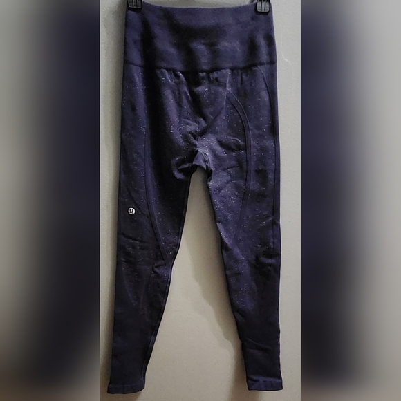 Lululemon 25" inseam tights fit like a size 4 - Picture 3 of 5